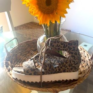 These sandals were bought at Wildoak boutique.They are a size 8, worn twice.